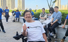 脑瘫球迷坐着轮椅来看球，武汉人把“不服周”刻在骨子里
